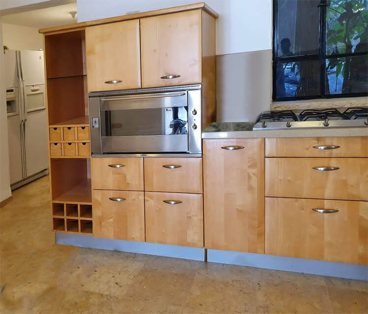 צפוי לרהיטים וקירות